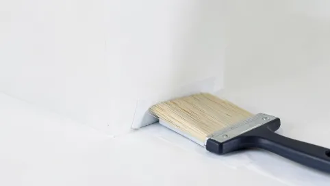 czym malować rogi ścian