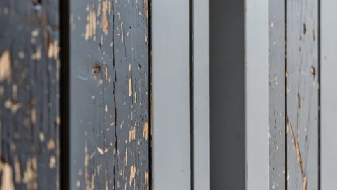 malowanie boazerii na szaro