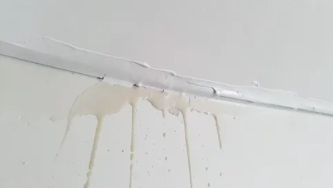 malowanie ścian przy suficie