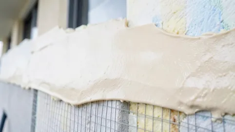 Zacieranie kleju na elewacji pod malowanie